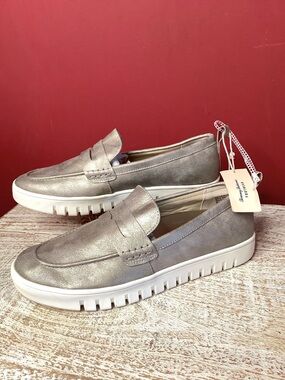 TOMMY BAHAMA 9 NWT Venus Subtle Metallic Slip-On Almond Toe Thick Cushy Sole